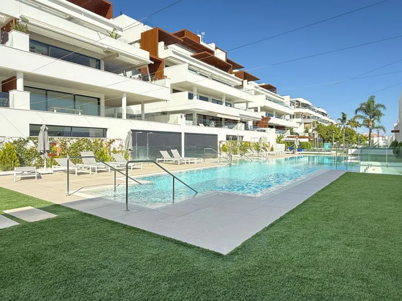 Fantastic luxury apartment located in the centre of Estepona, the garden of the Costa del Sol. This newly build apartment is conveniently situated within walking distance of the marina of Estepona , close to the romantic and vibrant old town and only 15 m