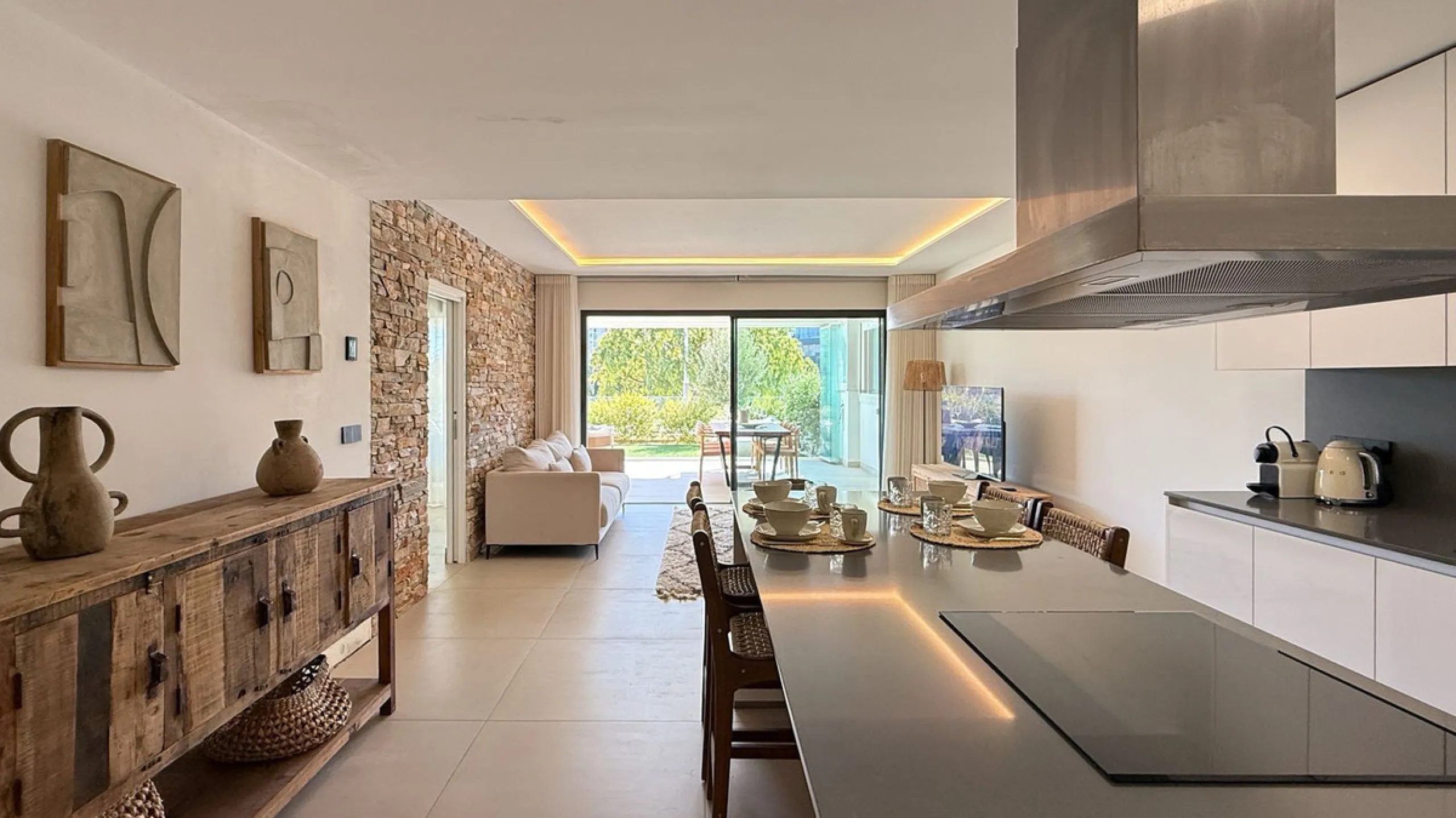 Fantastic luxury apartment located in the centre of Estepona, the garden of the Costa del Sol. This newly build apartment is conveniently situated within walking distance of the marina of Estepona , close to the romantic and vibrant old town and only 15 m