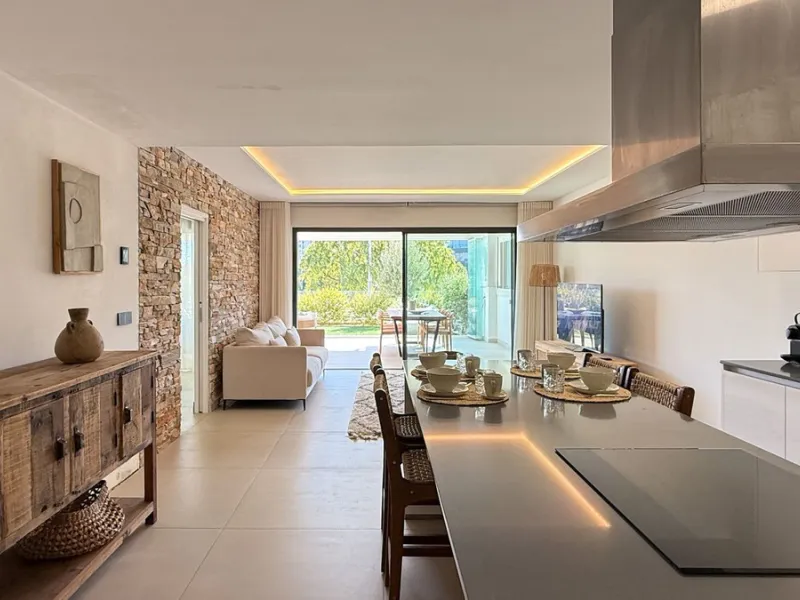 Fantastic luxury apartment located in the centre of Estepona, the garden of the Costa del Sol. This newly build apartment is conveniently situated within walking distance of the marina of Estepona , close to the romantic and vibrant old town and only 15 m