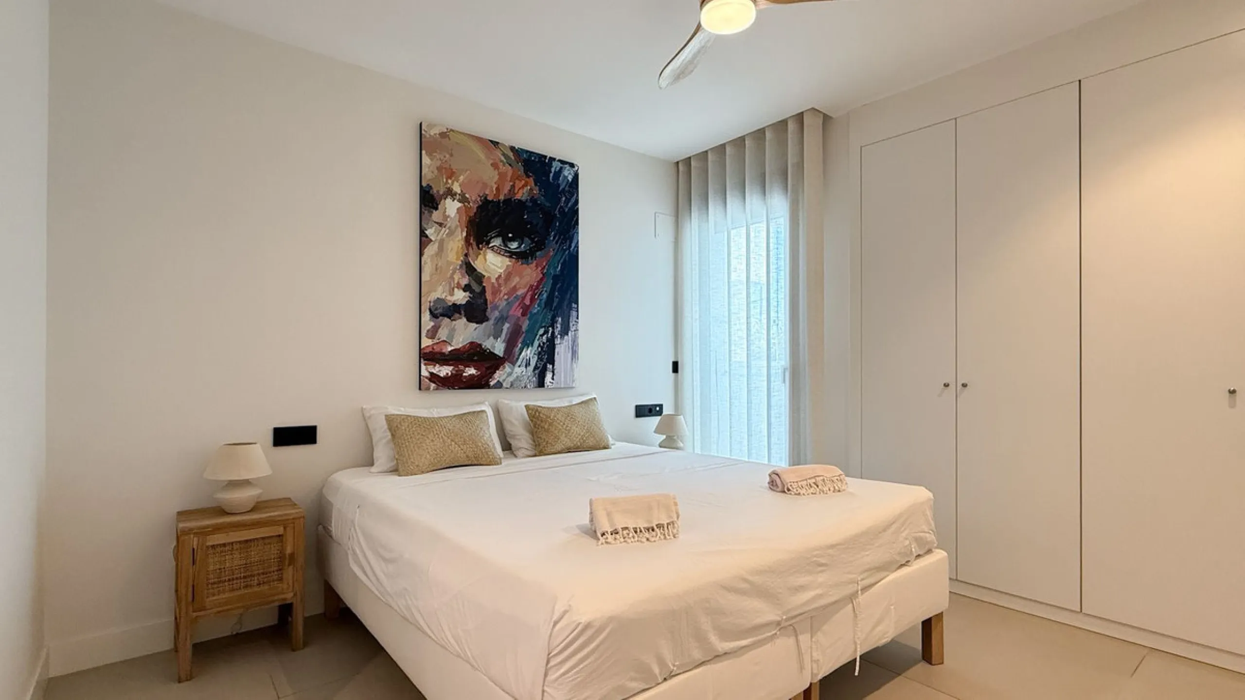 Fantastic luxury apartment located in the centre of Estepona, the garden of the Costa del Sol. This newly build apartment is conveniently situated within walking distance of the marina of Estepona , close to the romantic and vibrant old town and only 15 m