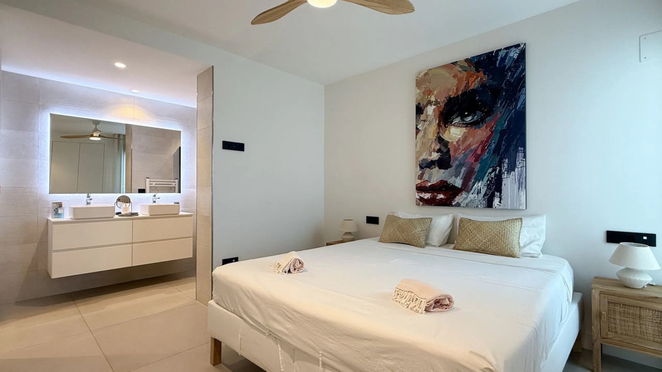 Fantastic luxury apartment located in the centre of Estepona, the garden of the Costa del Sol. This newly build apartment is conveniently situated within walking distance of the marina of Estepona , close to the romantic and vibrant old town and only 15 m