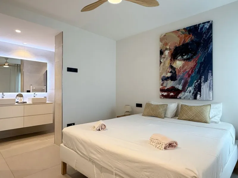 Fantastic luxury apartment located in the centre of Estepona, the garden of the Costa del Sol. This newly build apartment is conveniently situated within walking distance of the marina of Estepona , close to the romantic and vibrant old town and only 15 m