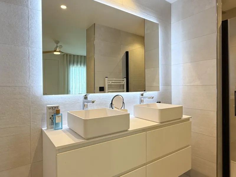 Fantastic luxury apartment located in the centre of Estepona, the garden of the Costa del Sol. This newly build apartment is conveniently situated within walking distance of the marina of Estepona , close to the romantic and vibrant old town and only 15 m