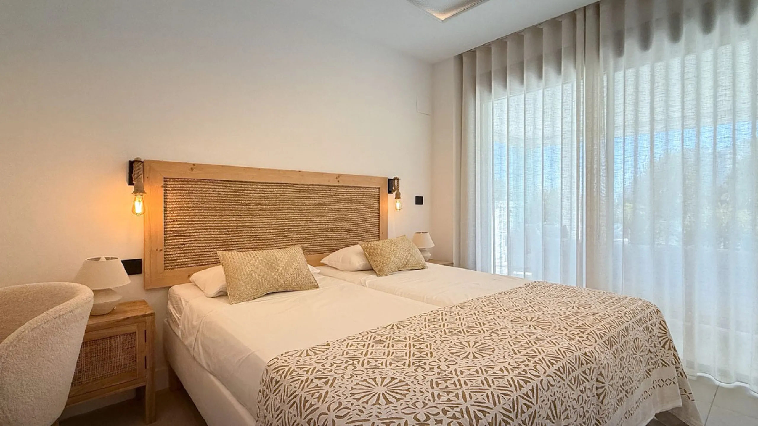 Fantastic luxury apartment located in the centre of Estepona, the garden of the Costa del Sol. This newly build apartment is conveniently situated within walking distance of the marina of Estepona , close to the romantic and vibrant old town and only 15 m