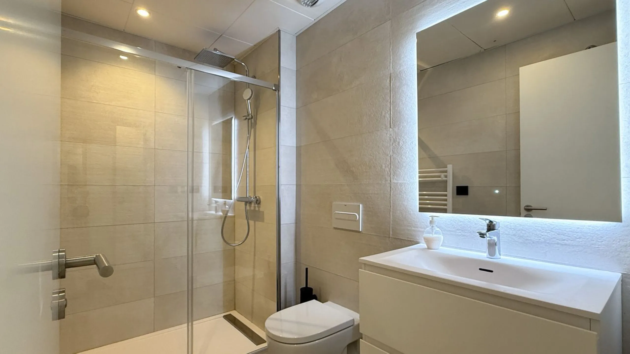 Fantastic luxury apartment located in the centre of Estepona, the garden of the Costa del Sol. This newly build apartment is conveniently situated within walking distance of the marina of Estepona , close to the romantic and vibrant old town and only 15 m