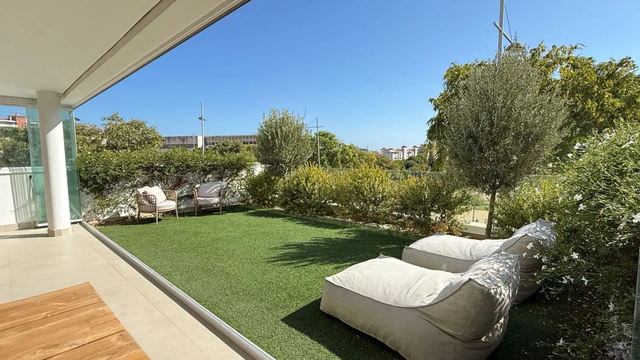 Fantastic luxury apartment located in the centre of Estepona, the garden of the Costa del Sol. This newly build apartment is conveniently situated within walking distance of the marina of Estepona , close to the romantic and vibrant old town and only 15 m