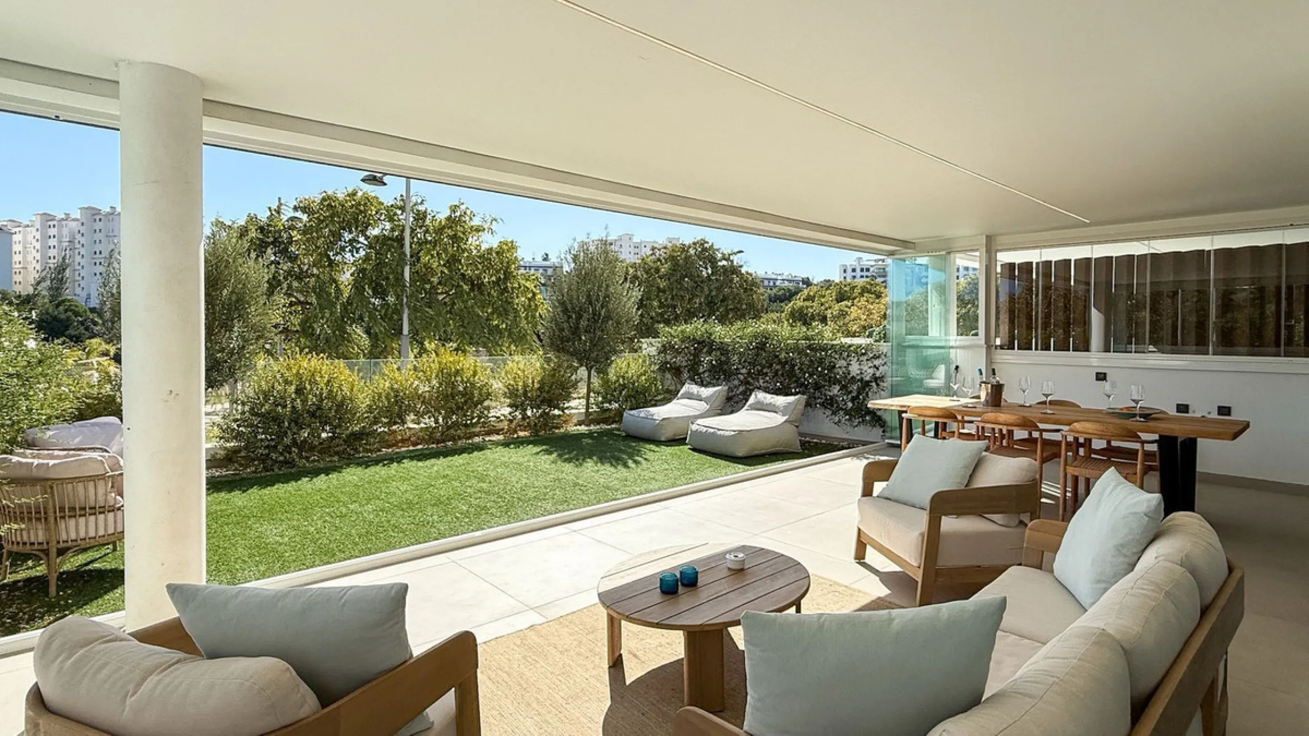 Fantastic luxury apartment located in the centre of Estepona, the garden of the Costa del Sol. This newly build apartment is conveniently situated within walking distance of the marina of Estepona , close to the romantic and vibrant old town and only 15 m