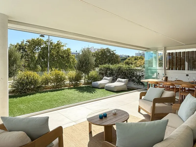 Fantastic luxury apartment located in the centre of Estepona, the garden of the Costa del Sol. This newly build apartment is conveniently situated within walking distance of the marina of Estepona , close to the romantic and vibrant old town and only 15 m