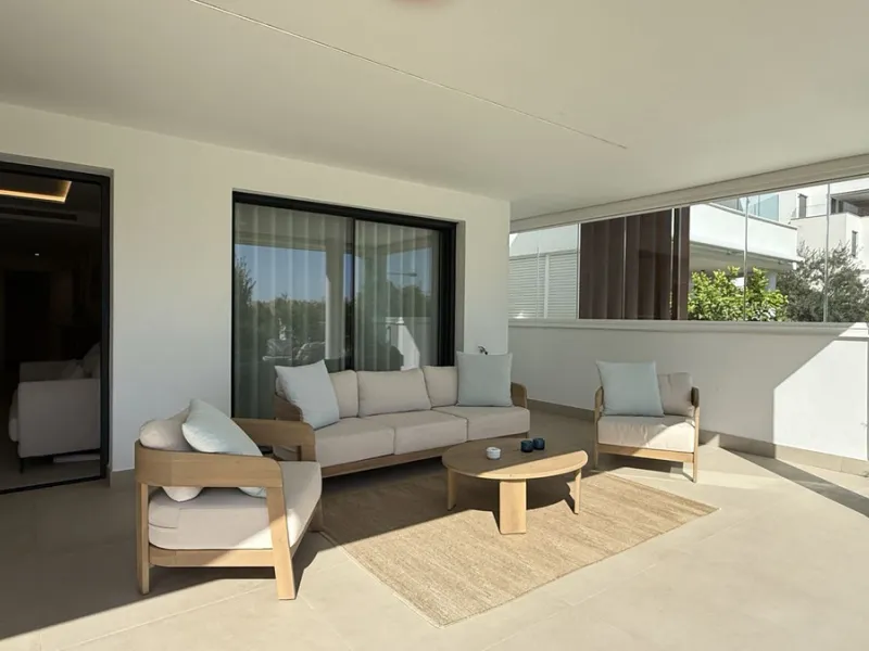 Fantastic luxury apartment located in the centre of Estepona, the garden of the Costa del Sol. This newly build apartment is conveniently situated within walking distance of the marina of Estepona , close to the romantic and vibrant old town and only 15 m