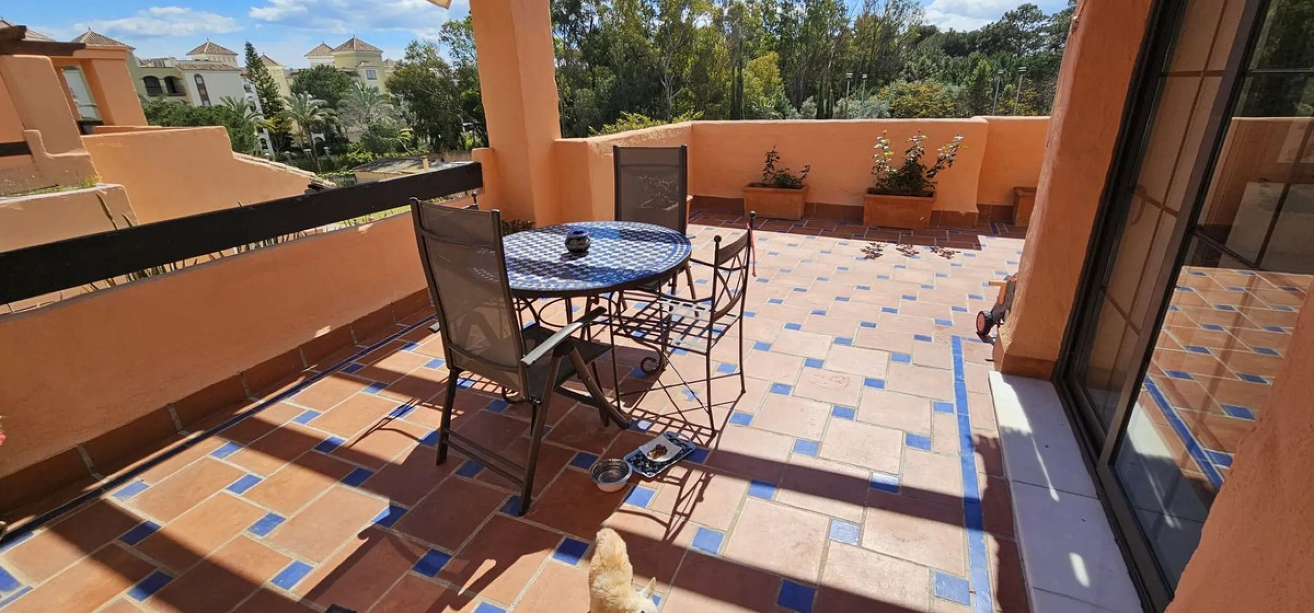 Duplex penthouse in Benamara, Estepona, one of the most outstanding properties in the development due to its excellent south-facing orientation and spacious layout on two levels, designed to make the most of natural light and space.