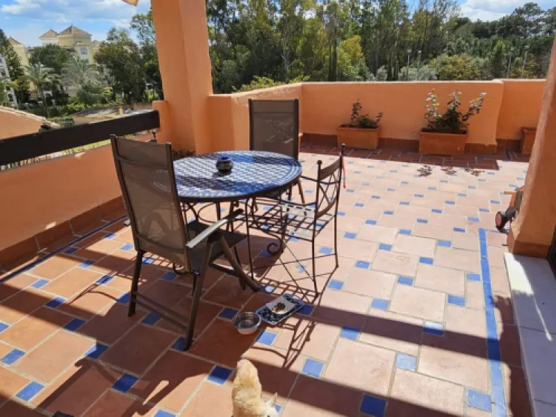 Duplex penthouse in Benamara, Estepona, one of the most outstanding properties in the development due to its excellent south-facing orientation and spacious layout on two levels, designed to make the most of natural light and space.
