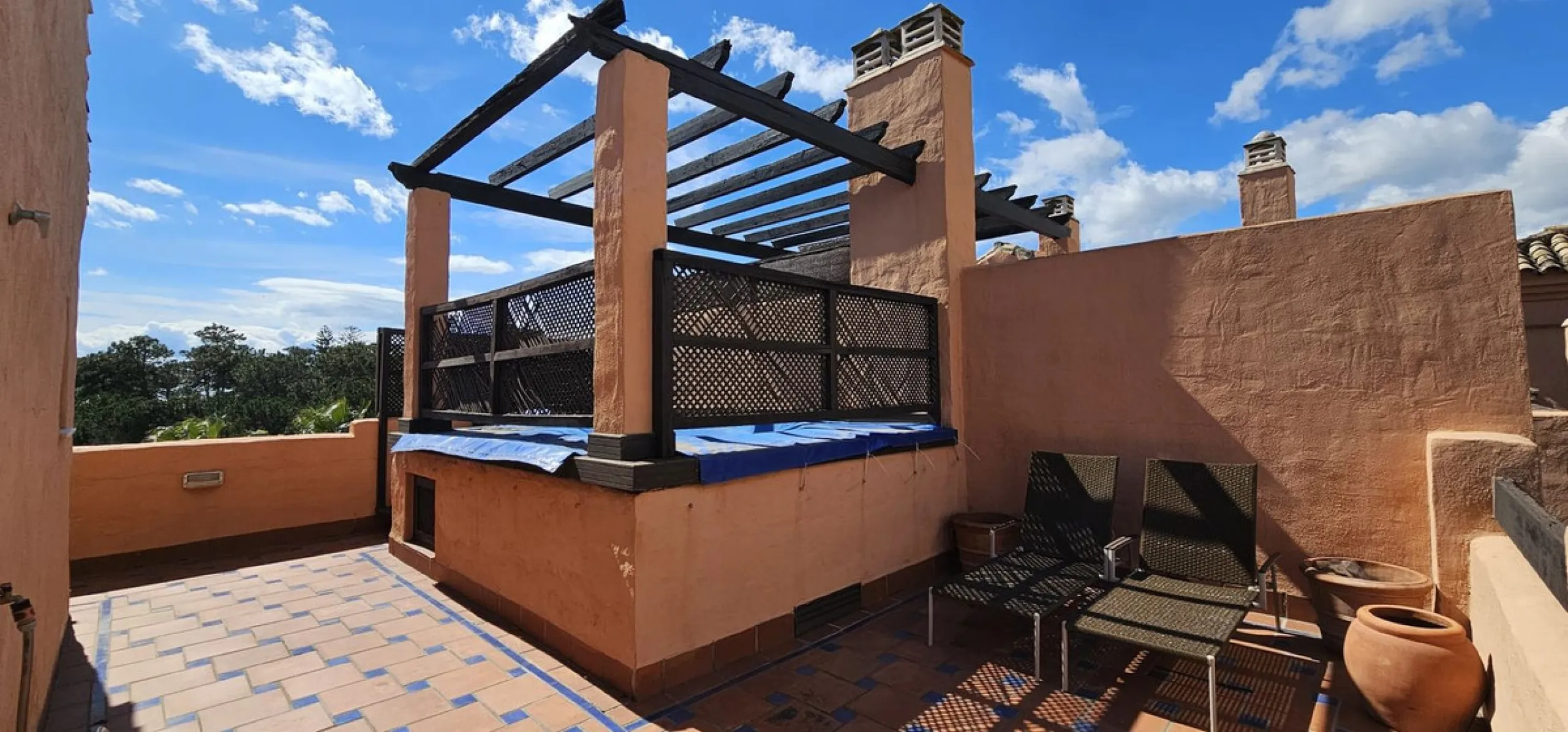 Duplex penthouse in Benamara, Estepona, one of the most outstanding properties in the development due to its excellent south-facing orientation and spacious layout on two levels, designed to make the most of natural light and space.