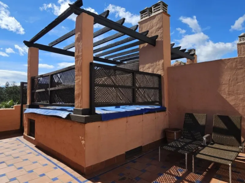 Duplex penthouse in Benamara, Estepona, one of the most outstanding properties in the development due to its excellent south-facing orientation and spacious layout on two levels, designed to make the most of natural light and space.