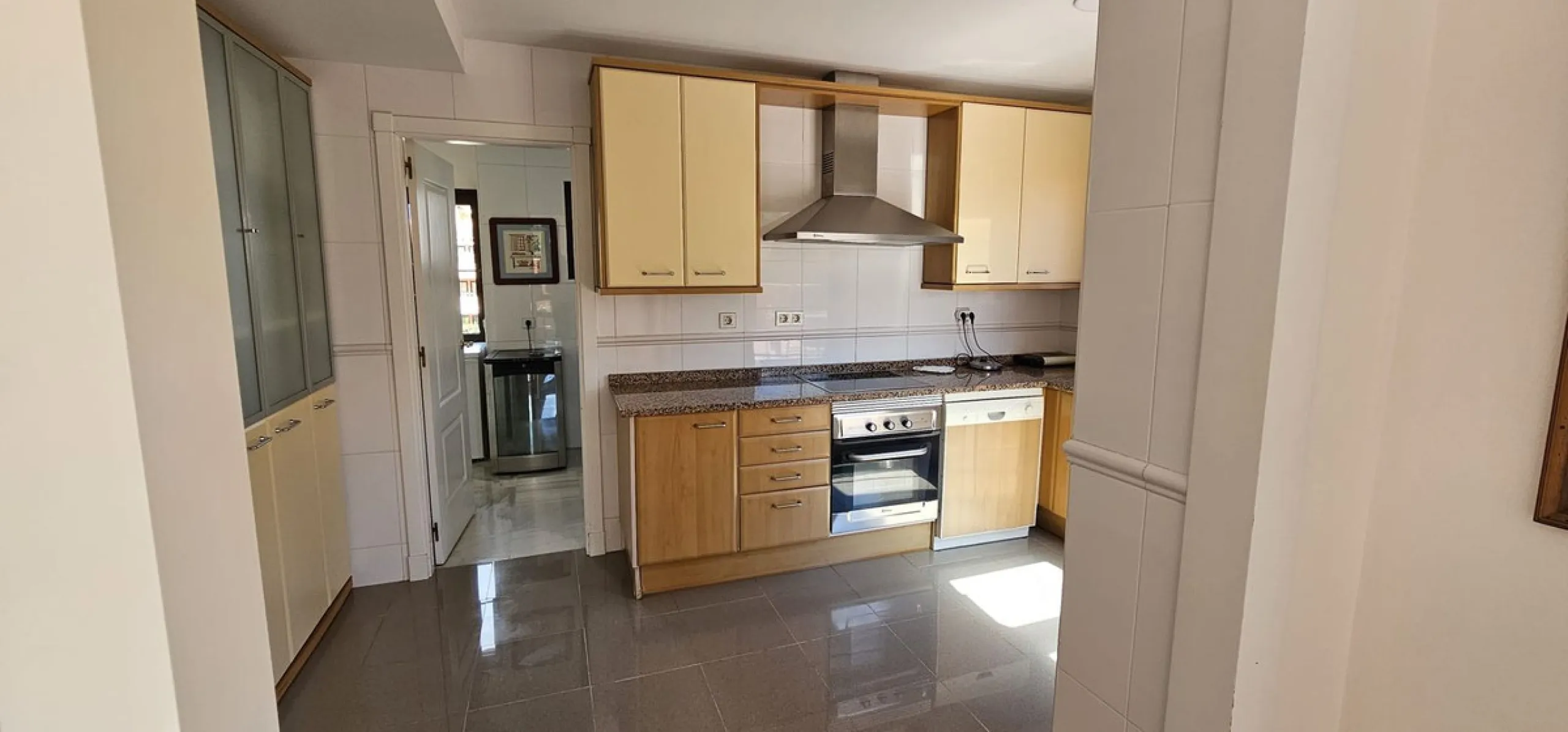 Duplex penthouse in Benamara, Estepona, one of the most outstanding properties in the development due to its excellent south-facing orientation and spacious layout on two levels, designed to make the most of natural light and space.