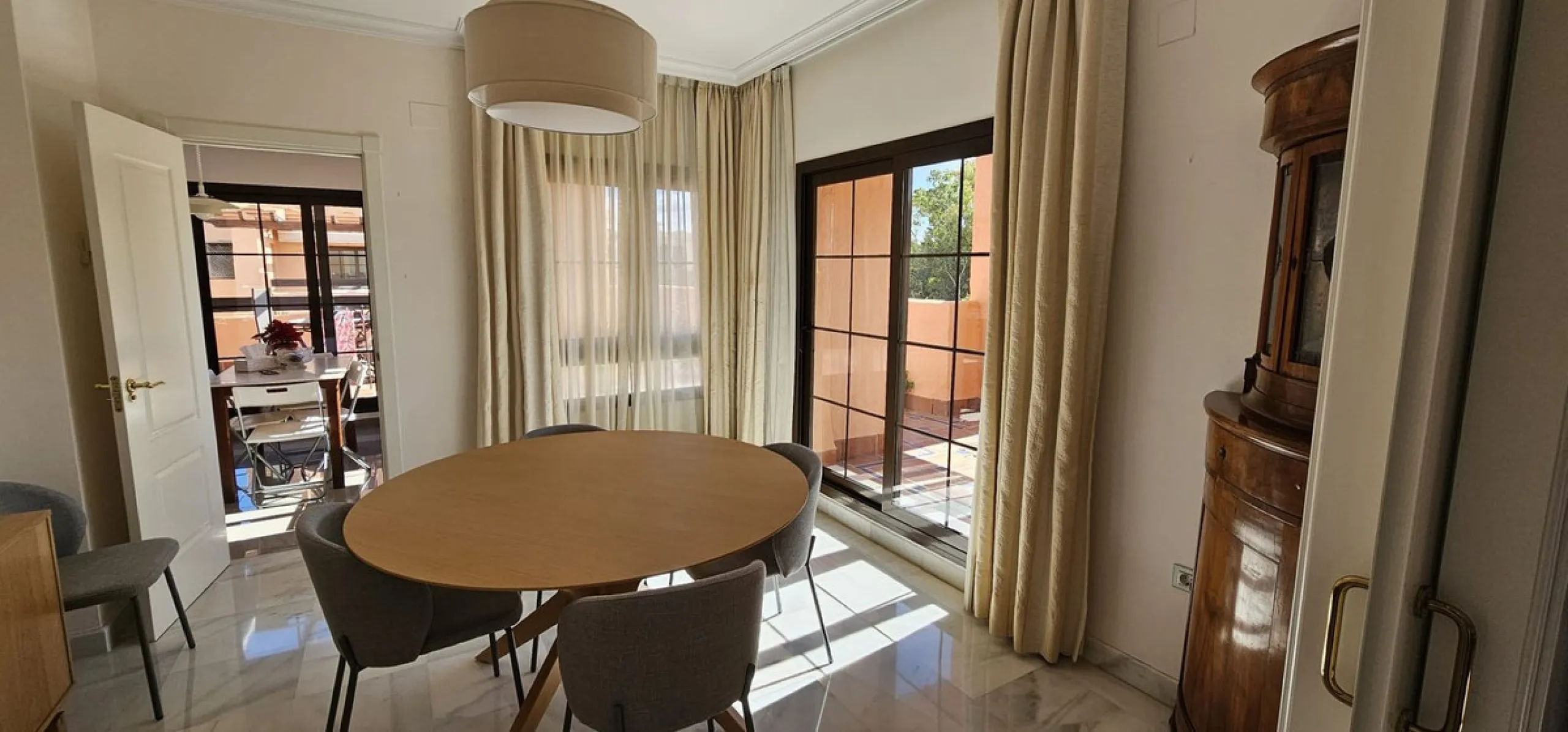 Duplex penthouse in Benamara, Estepona, one of the most outstanding properties in the development due to its excellent south-facing orientation and spacious layout on two levels, designed to make the most of natural light and space.