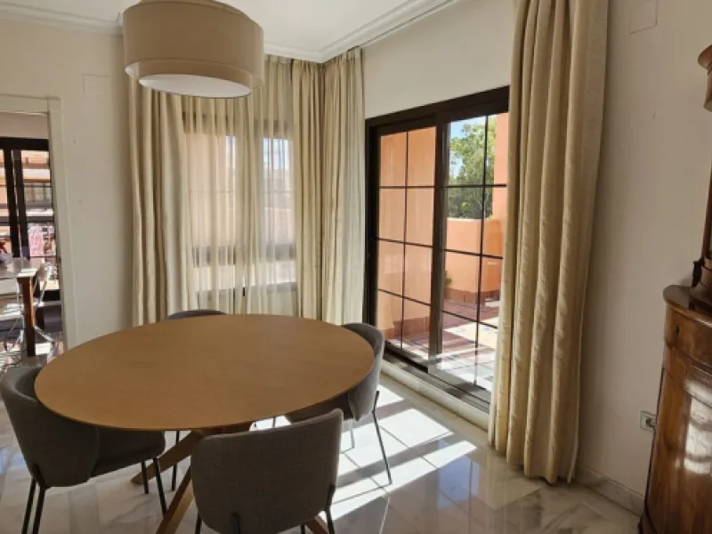 Duplex penthouse in Benamara, Estepona, one of the most outstanding properties in the development due to its excellent south-facing orientation and spacious layout on two levels, designed to make the most of natural light and space.