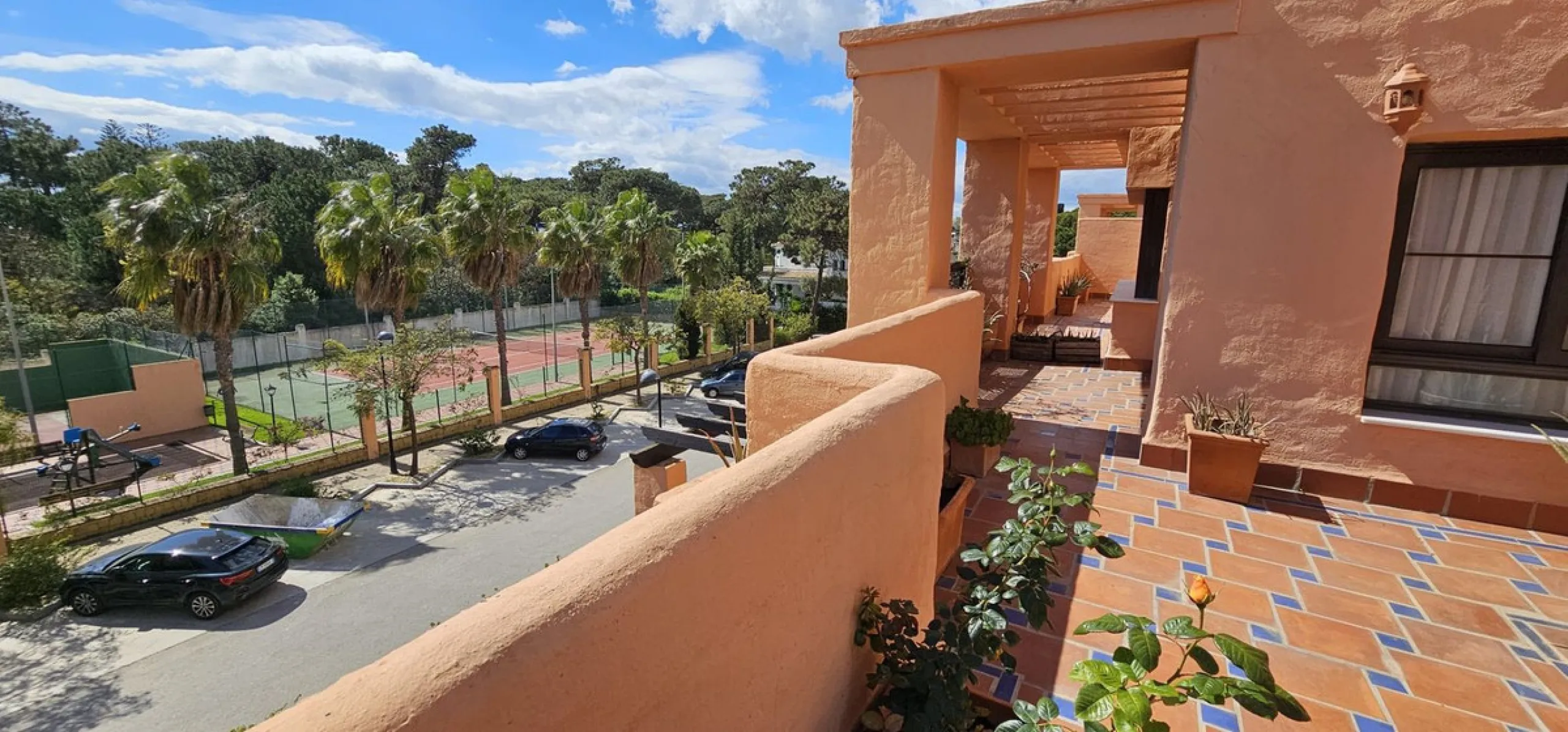 Duplex penthouse in Benamara, Estepona, one of the most outstanding properties in the development due to its excellent south-facing orientation and spacious layout on two levels, designed to make the most of natural light and space.