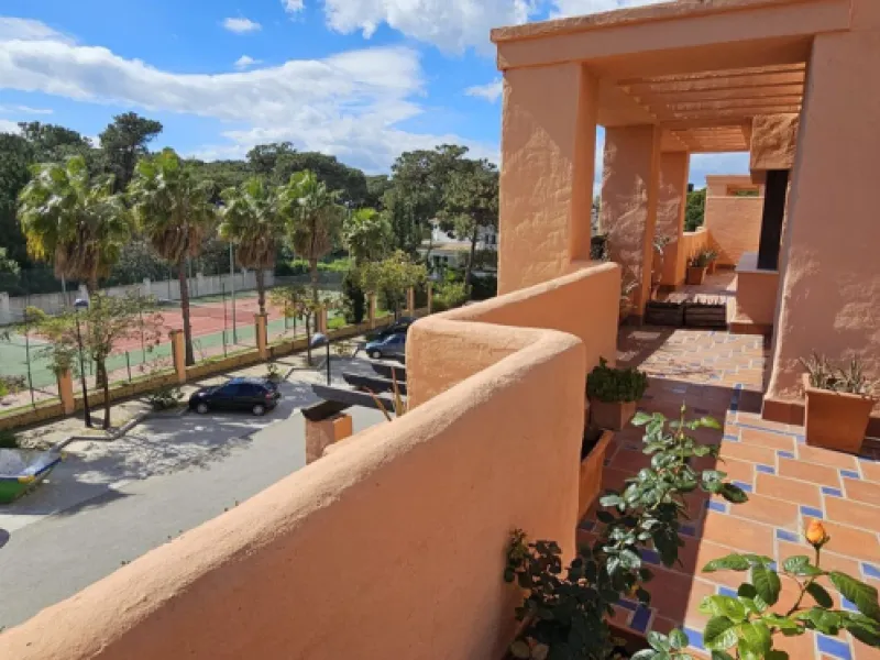 Duplex penthouse in Benamara, Estepona, one of the most outstanding properties in the development due to its excellent south-facing orientation and spacious layout on two levels, designed to make the most of natural light and space.