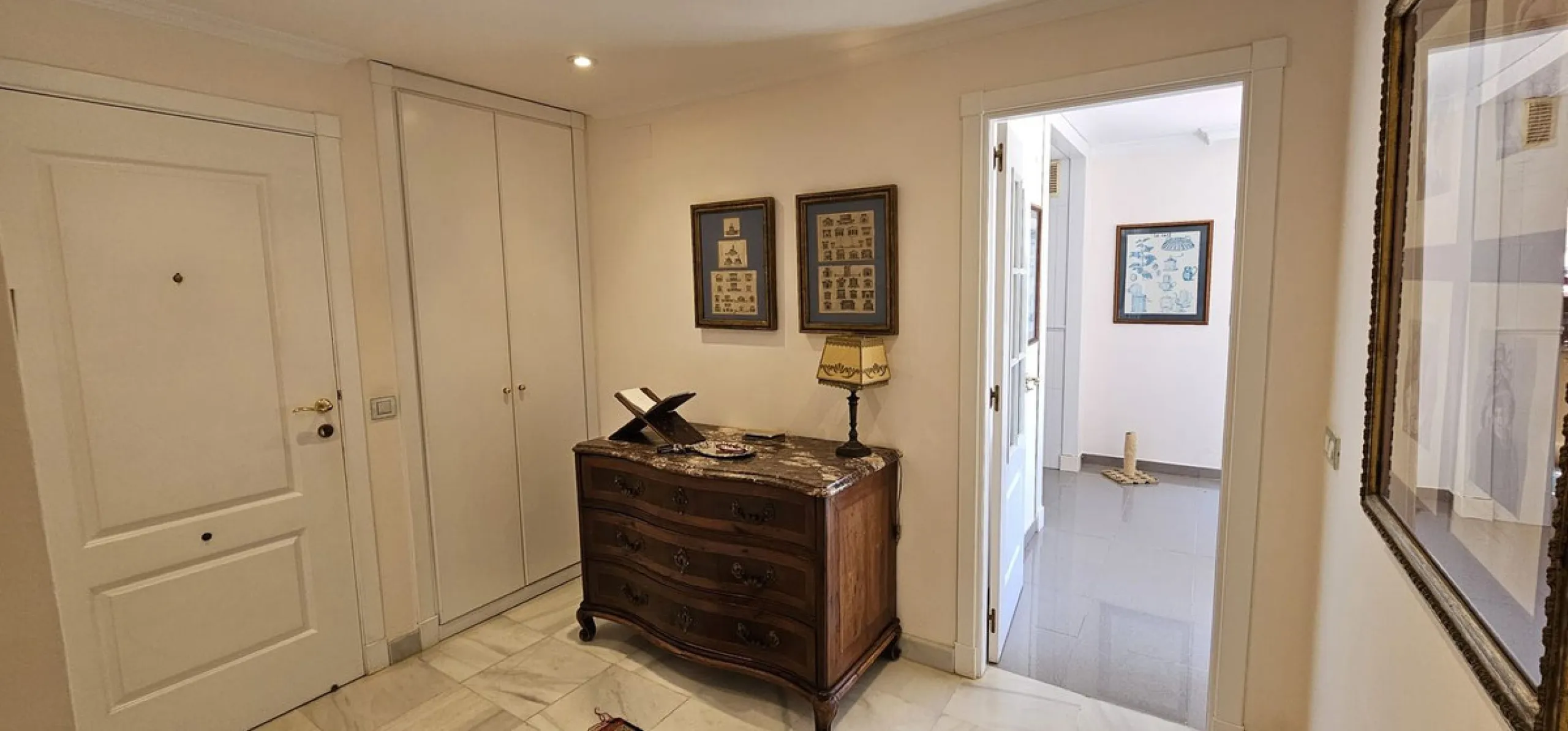 Duplex penthouse in Benamara, Estepona, one of the most outstanding properties in the development due to its excellent south-facing orientation and spacious layout on two levels, designed to make the most of natural light and space.