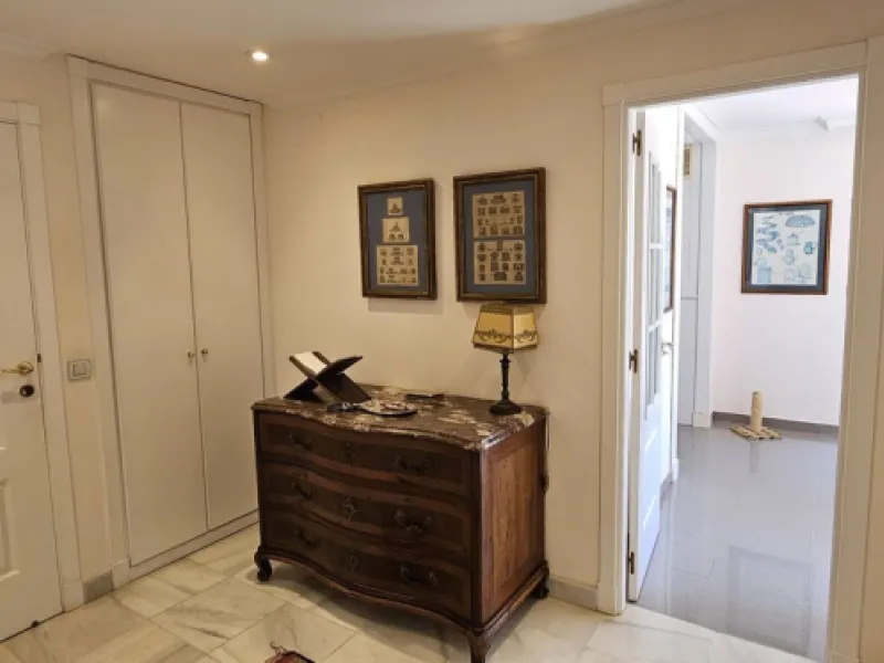 Duplex penthouse in Benamara, Estepona, one of the most outstanding properties in the development due to its excellent south-facing orientation and spacious layout on two levels, designed to make the most of natural light and space.
