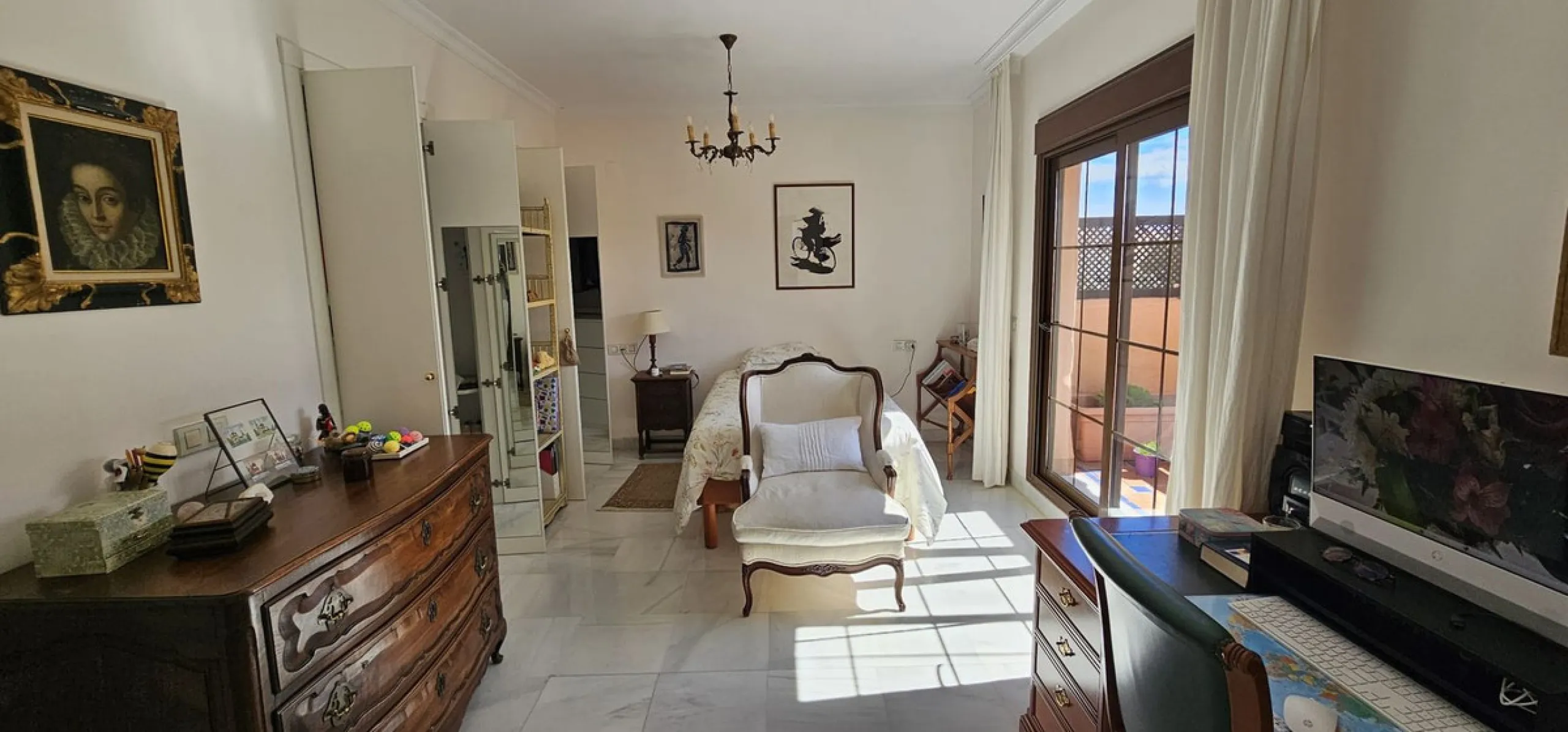 Duplex penthouse in Benamara, Estepona, one of the most outstanding properties in the development due to its excellent south-facing orientation and spacious layout on two levels, designed to make the most of natural light and space.