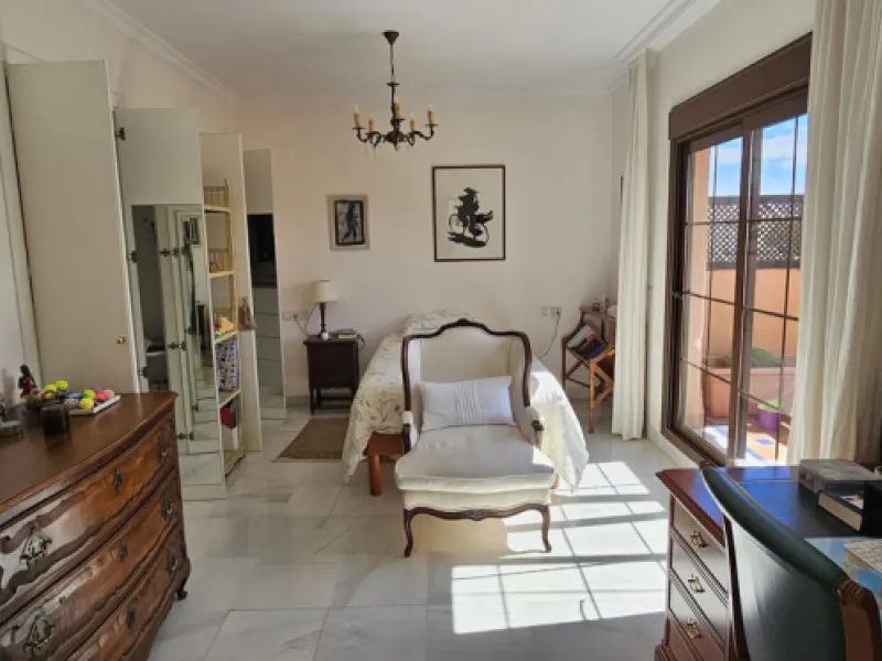 Duplex penthouse in Benamara, Estepona, one of the most outstanding properties in the development due to its excellent south-facing orientation and spacious layout on two levels, designed to make the most of natural light and space.