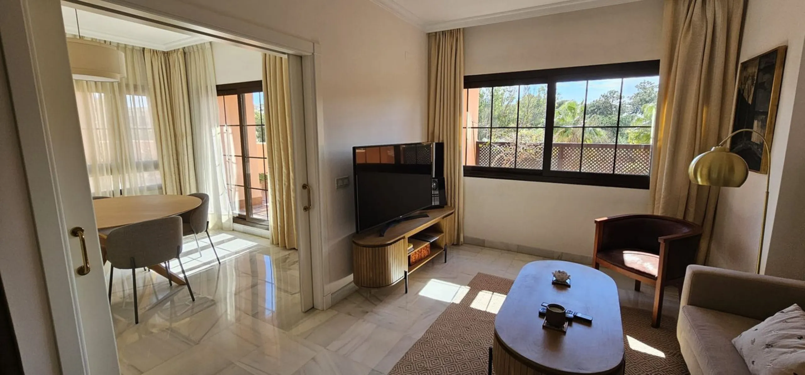 Duplex penthouse in Benamara, Estepona, one of the most outstanding properties in the development due to its excellent south-facing orientation and spacious layout on two levels, designed to make the most of natural light and space.