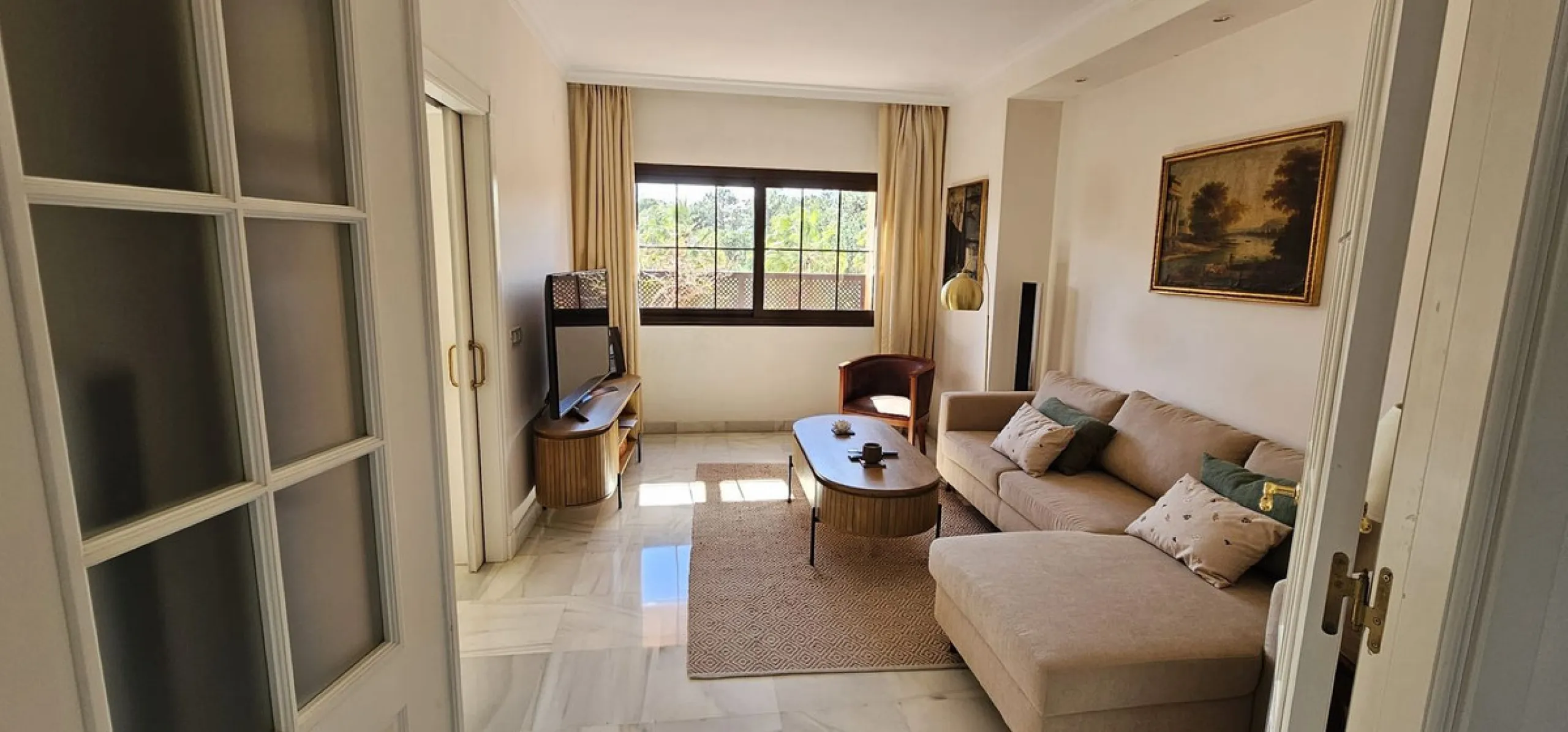 Duplex penthouse in Benamara, Estepona, one of the most outstanding properties in the development due to its excellent south-facing orientation and spacious layout on two levels, designed to make the most of natural light and space.