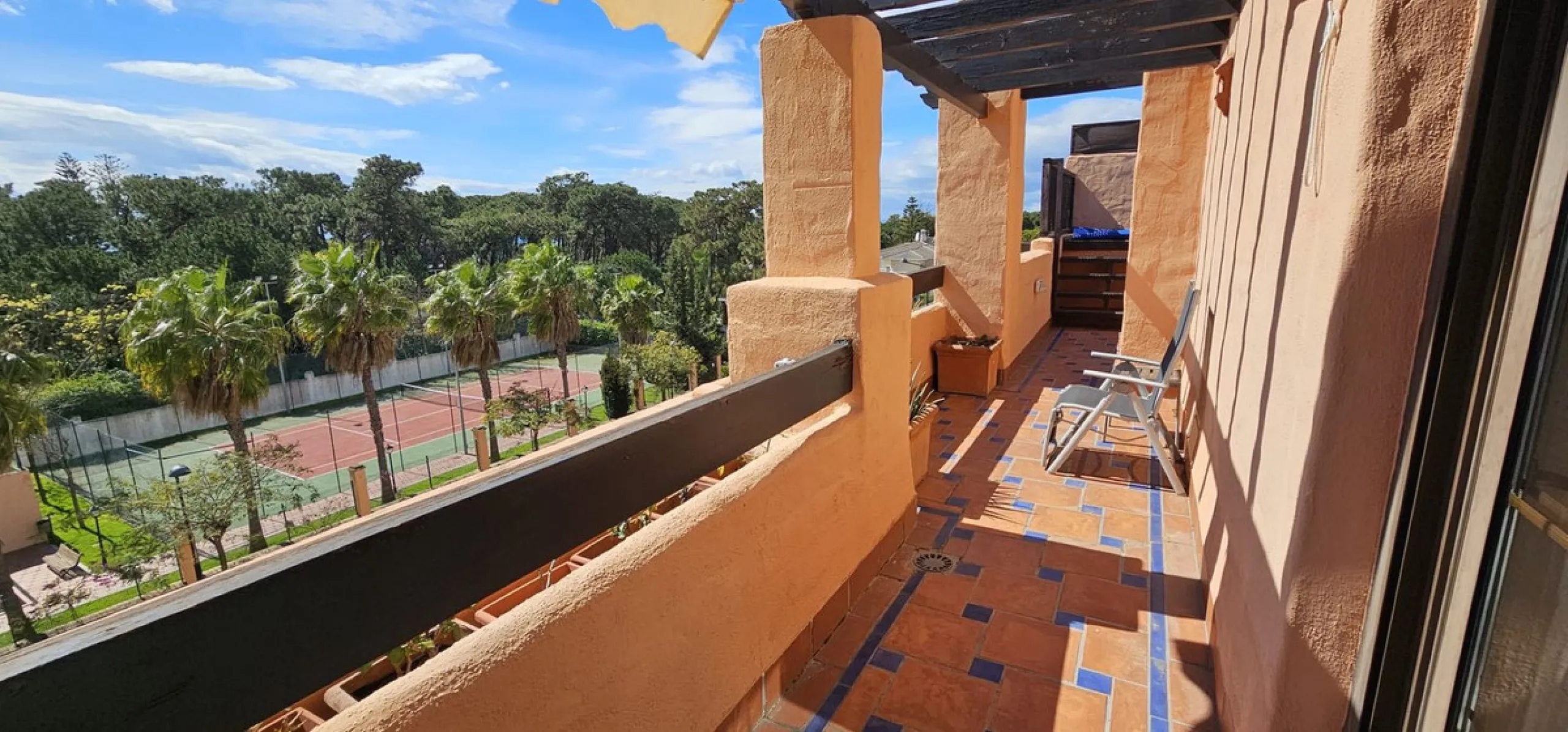 Duplex penthouse in Benamara, Estepona, one of the most outstanding properties in the development due to its excellent south-facing orientation and spacious layout on two levels, designed to make the most of natural light and space.