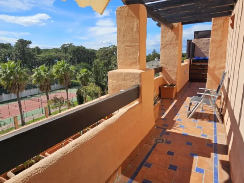 Duplex penthouse in Benamara, Estepona, one of the most outstanding properties in the development due to its excellent south-facing orientation and spacious layout on two levels, designed to make the most of natural light and space.