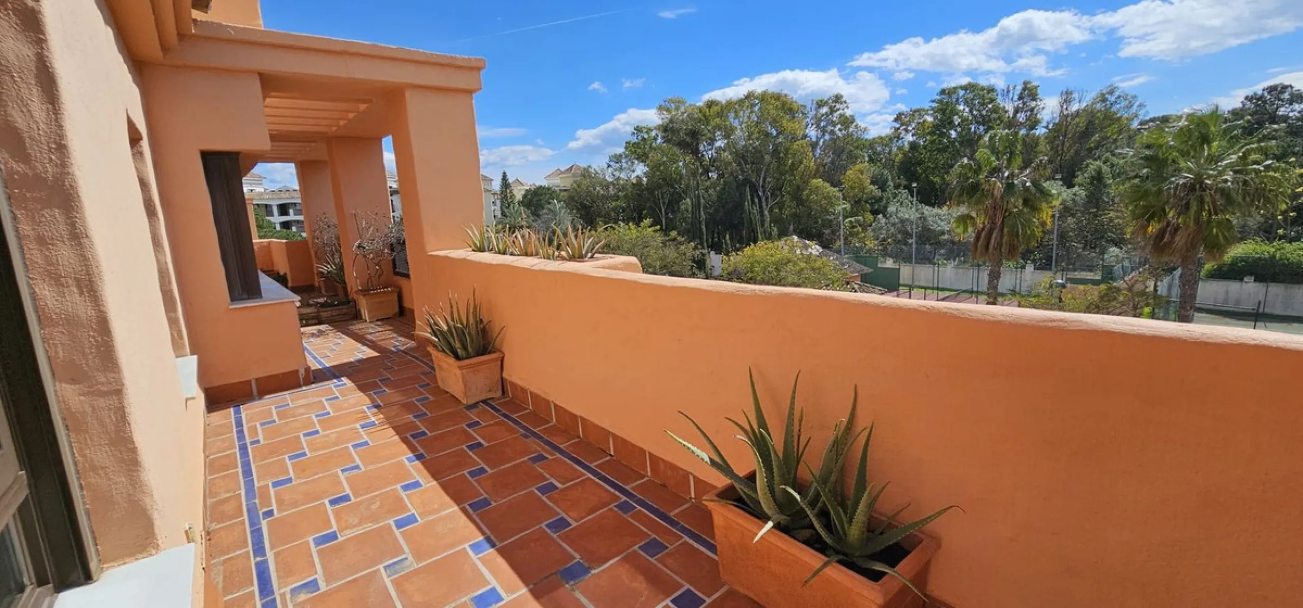 Duplex penthouse in Benamara, Estepona, one of the most outstanding properties in the development due to its excellent south-facing orientation and spacious layout on two levels, designed to make the most of natural light and space.