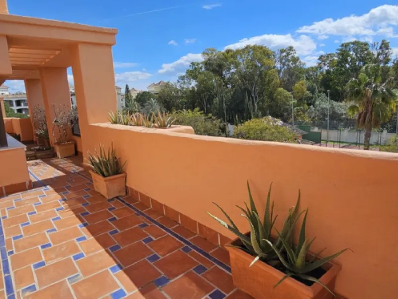 Duplex penthouse in Benamara, Estepona, one of the most outstanding properties in the development due to its excellent south-facing orientation and spacious layout on two levels, designed to make the most of natural light and space.