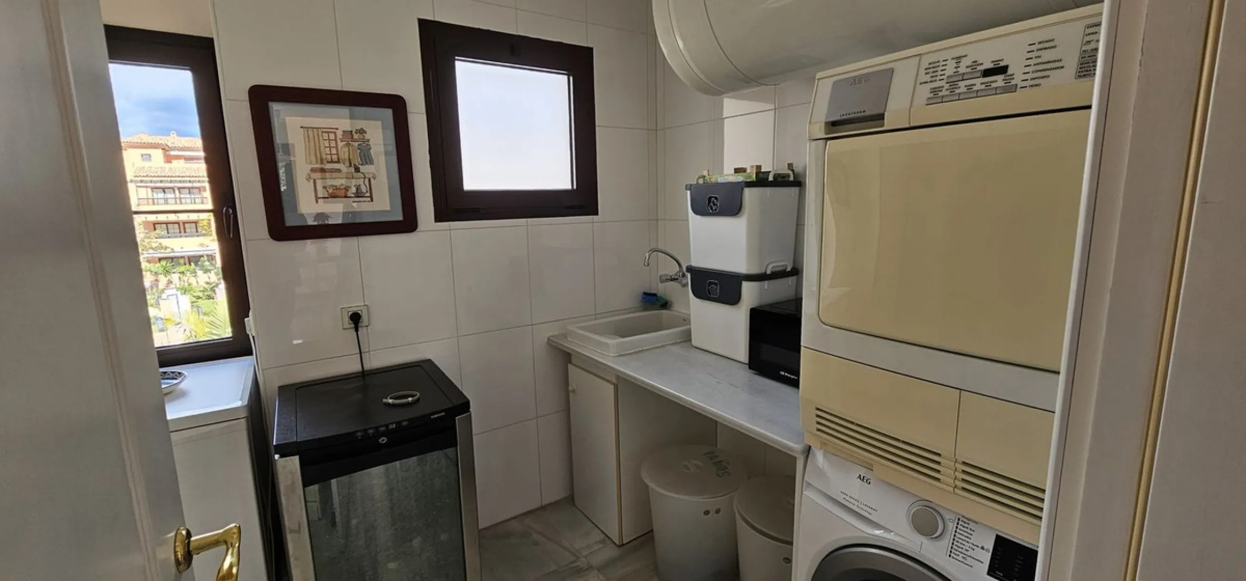 Duplex penthouse in Benamara, Estepona, one of the most outstanding properties in the development due to its excellent south-facing orientation and spacious layout on two levels, designed to make the most of natural light and space.