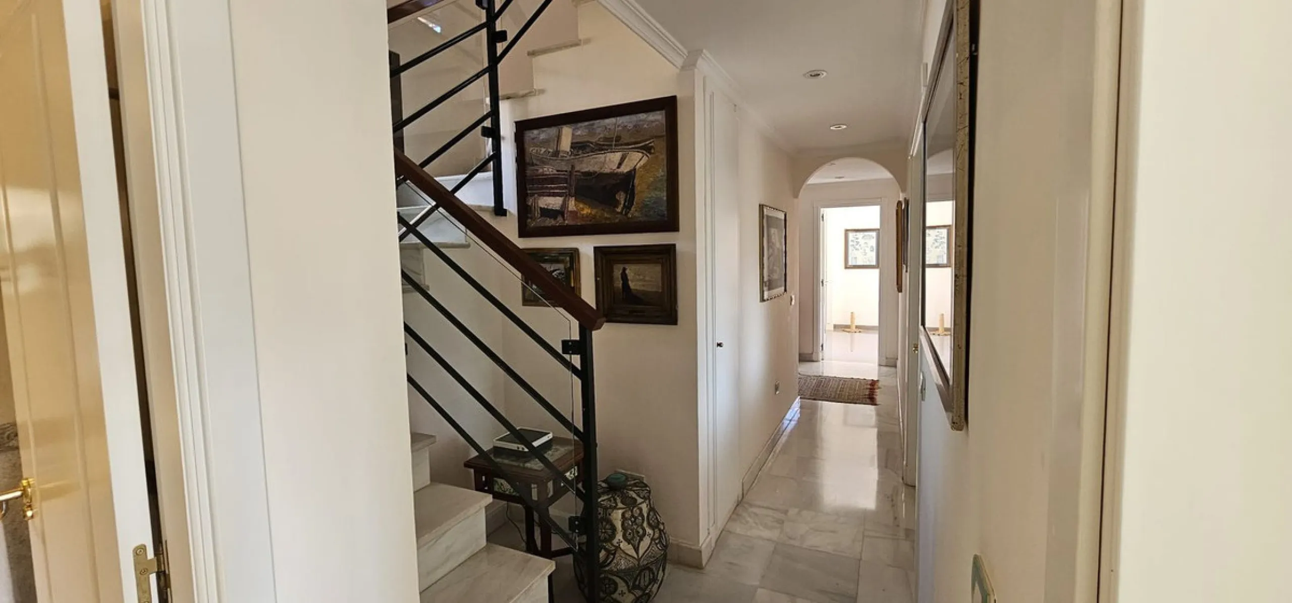 Duplex penthouse in Benamara, Estepona, one of the most outstanding properties in the development due to its excellent south-facing orientation and spacious layout on two levels, designed to make the most of natural light and space.