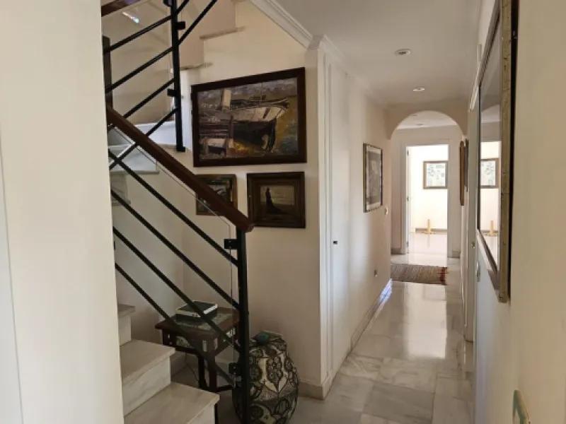 Duplex penthouse in Benamara, Estepona, one of the most outstanding properties in the development due to its excellent south-facing orientation and spacious layout on two levels, designed to make the most of natural light and space.