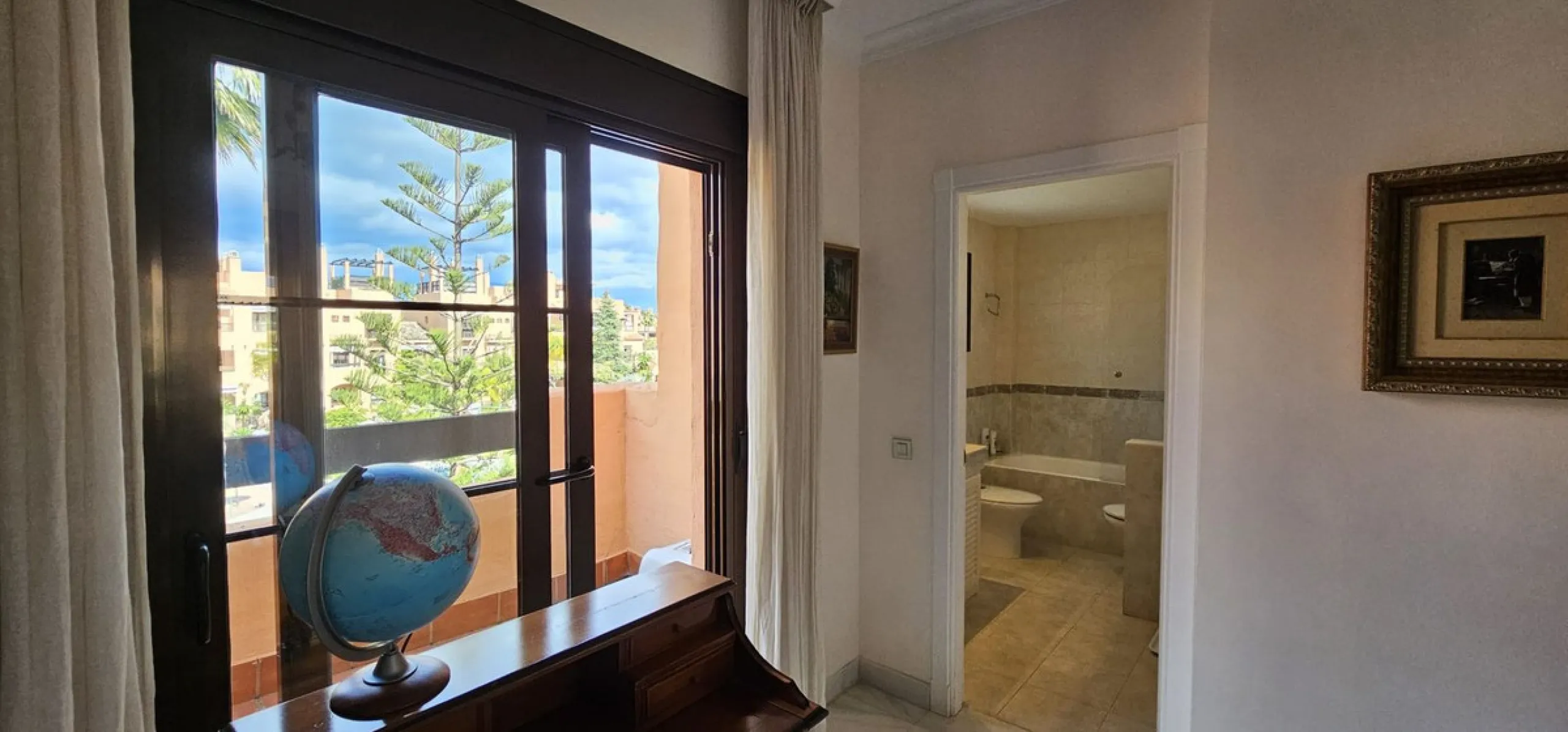 Duplex penthouse in Benamara, Estepona, one of the most outstanding properties in the development due to its excellent south-facing orientation and spacious layout on two levels, designed to make the most of natural light and space.