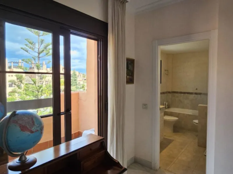 Duplex penthouse in Benamara, Estepona, one of the most outstanding properties in the development due to its excellent south-facing orientation and spacious layout on two levels, designed to make the most of natural light and space.