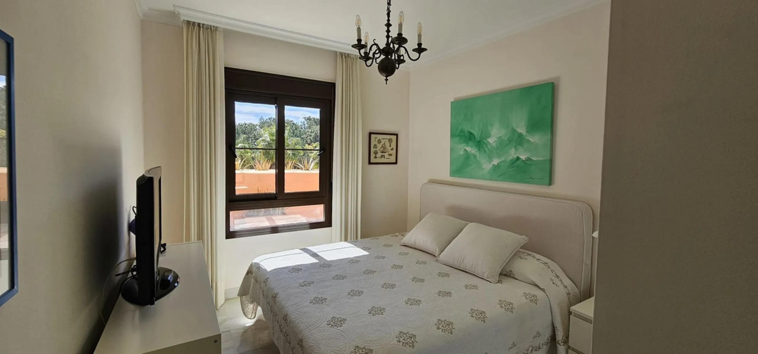 Duplex penthouse in Benamara, Estepona, one of the most outstanding properties in the development due to its excellent south-facing orientation and spacious layout on two levels, designed to make the most of natural light and space.