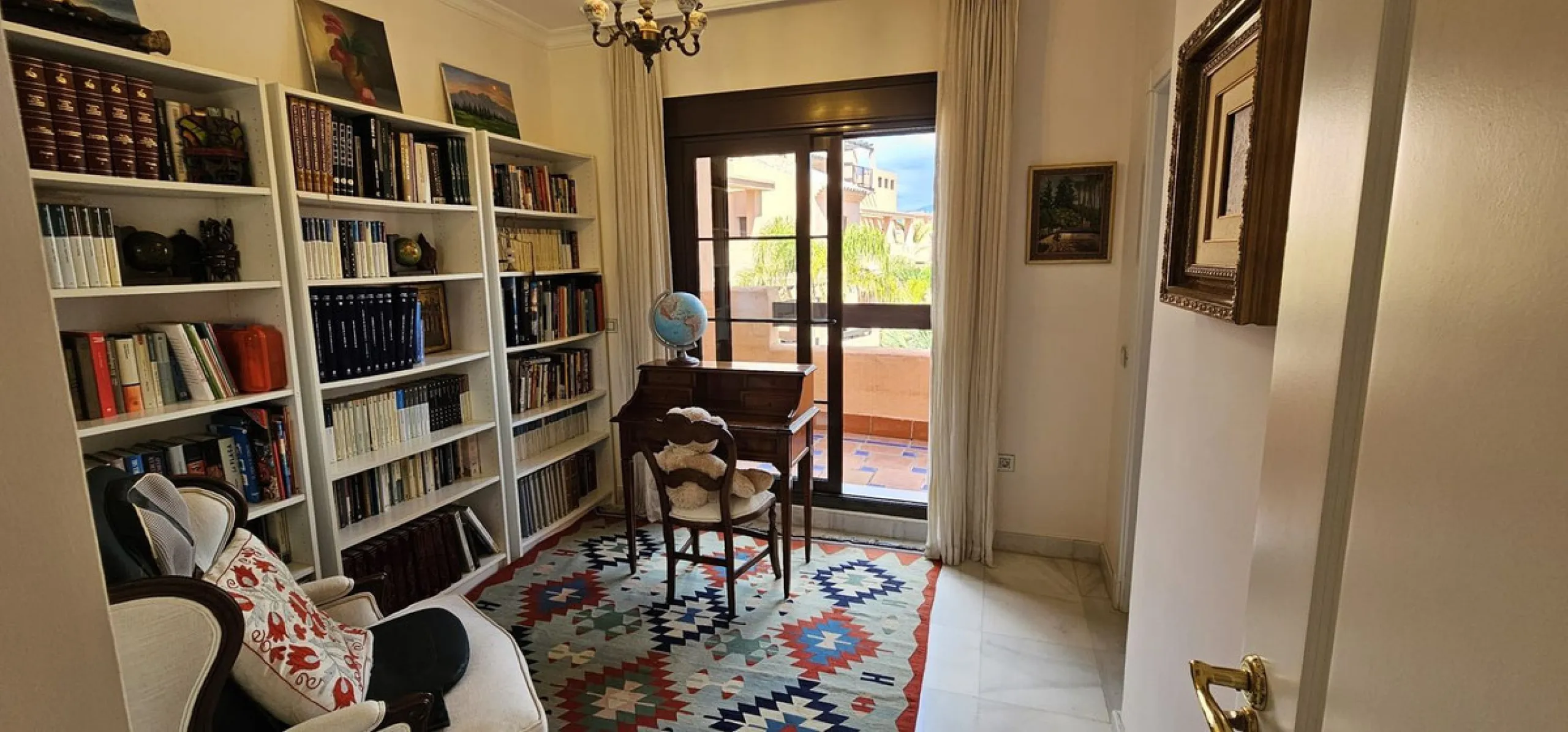 Duplex penthouse in Benamara, Estepona, one of the most outstanding properties in the development due to its excellent south-facing orientation and spacious layout on two levels, designed to make the most of natural light and space.