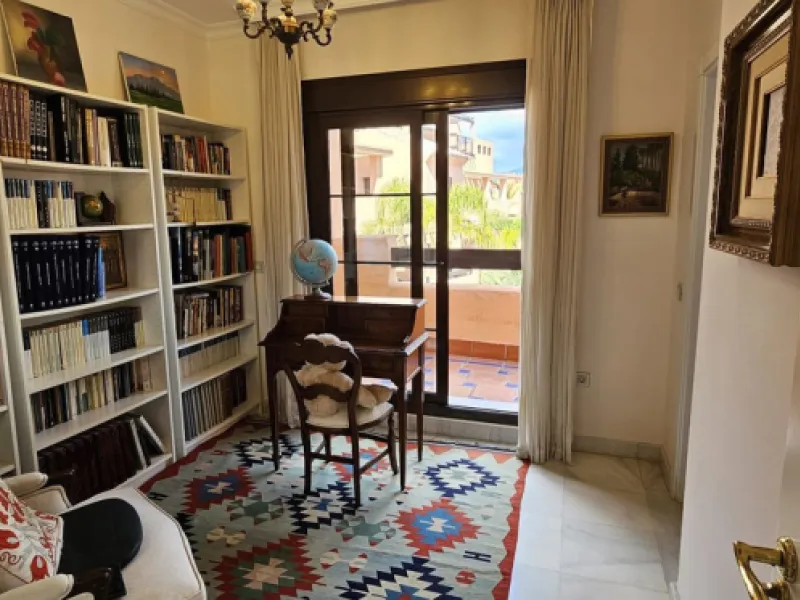 Duplex penthouse in Benamara, Estepona, one of the most outstanding properties in the development due to its excellent south-facing orientation and spacious layout on two levels, designed to make the most of natural light and space.