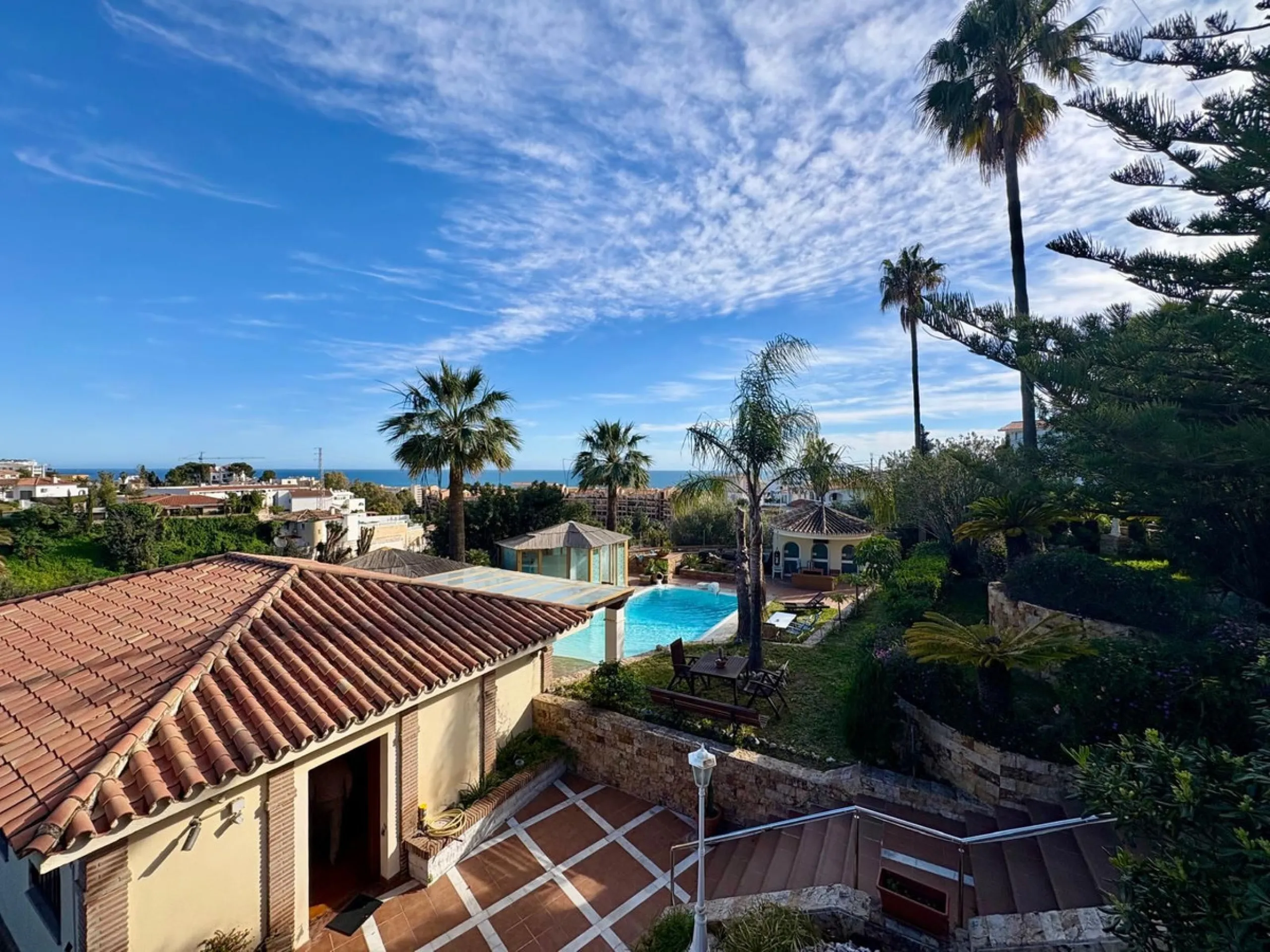 House - Detached Villa в продаже в Fuengirola, Málaga. В доме 5 спален и 4 ванных комнат. Площадь дома 504 м². Площадь участка 2437 м²