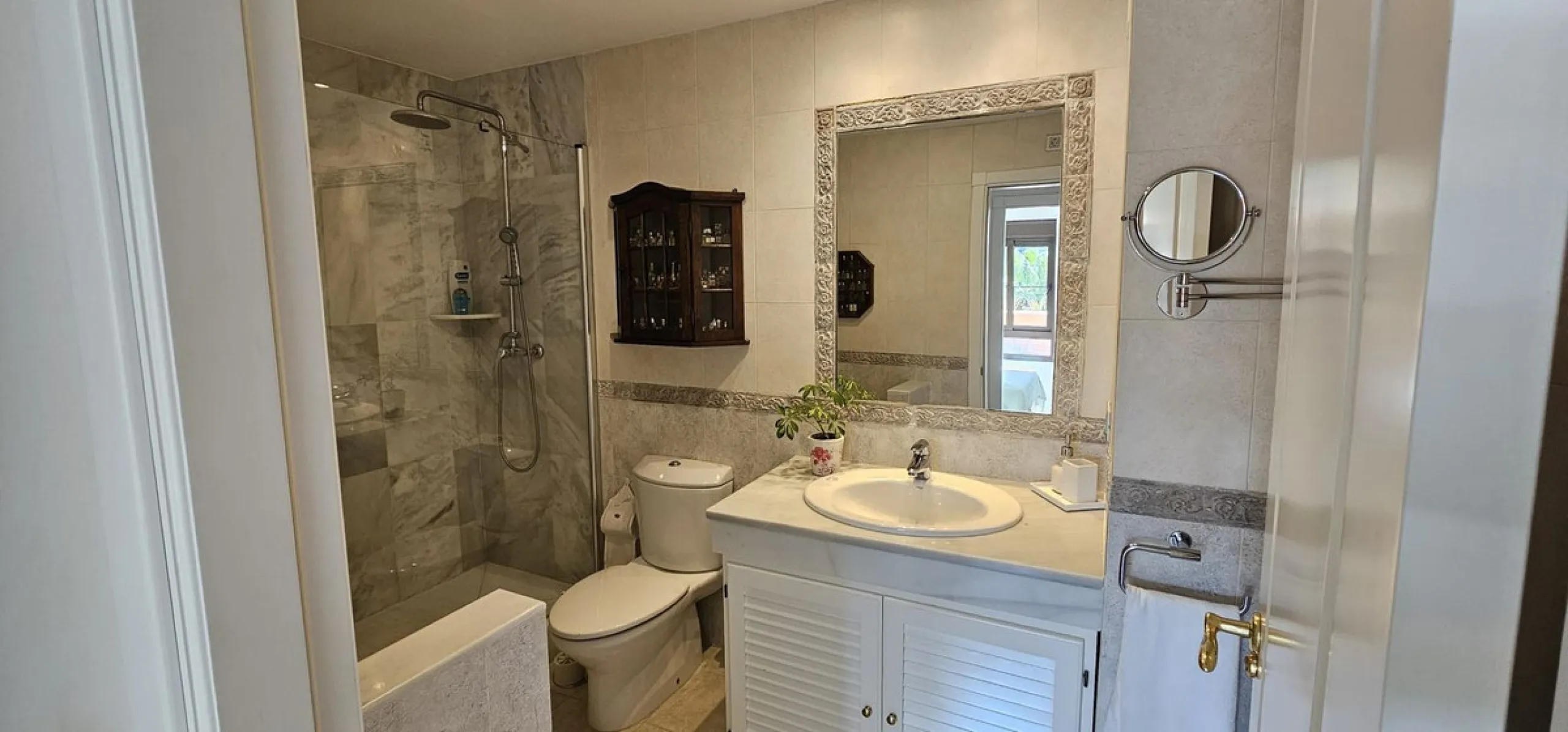 Duplex penthouse in Benamara, Estepona, one of the most outstanding properties in the development due to its excellent south-facing orientation and spacious layout on two levels, designed to make the most of natural light and space.