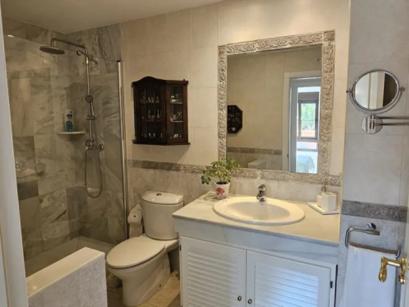 Duplex penthouse in Benamara, Estepona, one of the most outstanding properties in the development due to its excellent south-facing orientation and spacious layout on two levels, designed to make the most of natural light and space.