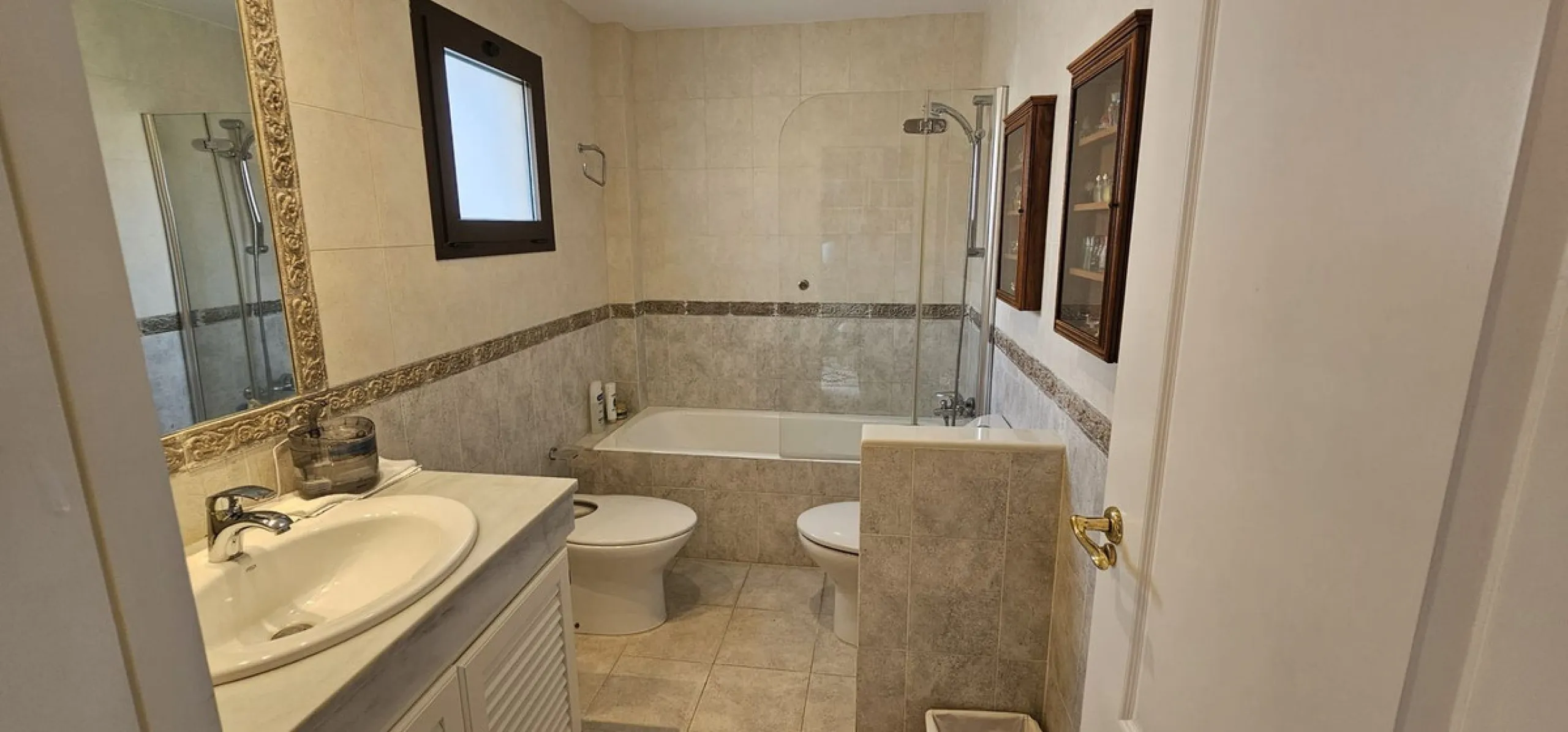 Duplex penthouse in Benamara, Estepona, one of the most outstanding properties in the development due to its excellent south-facing orientation and spacious layout on two levels, designed to make the most of natural light and space.