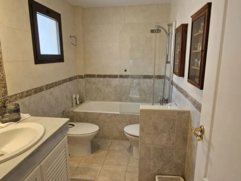 Duplex penthouse in Benamara, Estepona, one of the most outstanding properties in the development due to its excellent south-facing orientation and spacious layout on two levels, designed to make the most of natural light and space.