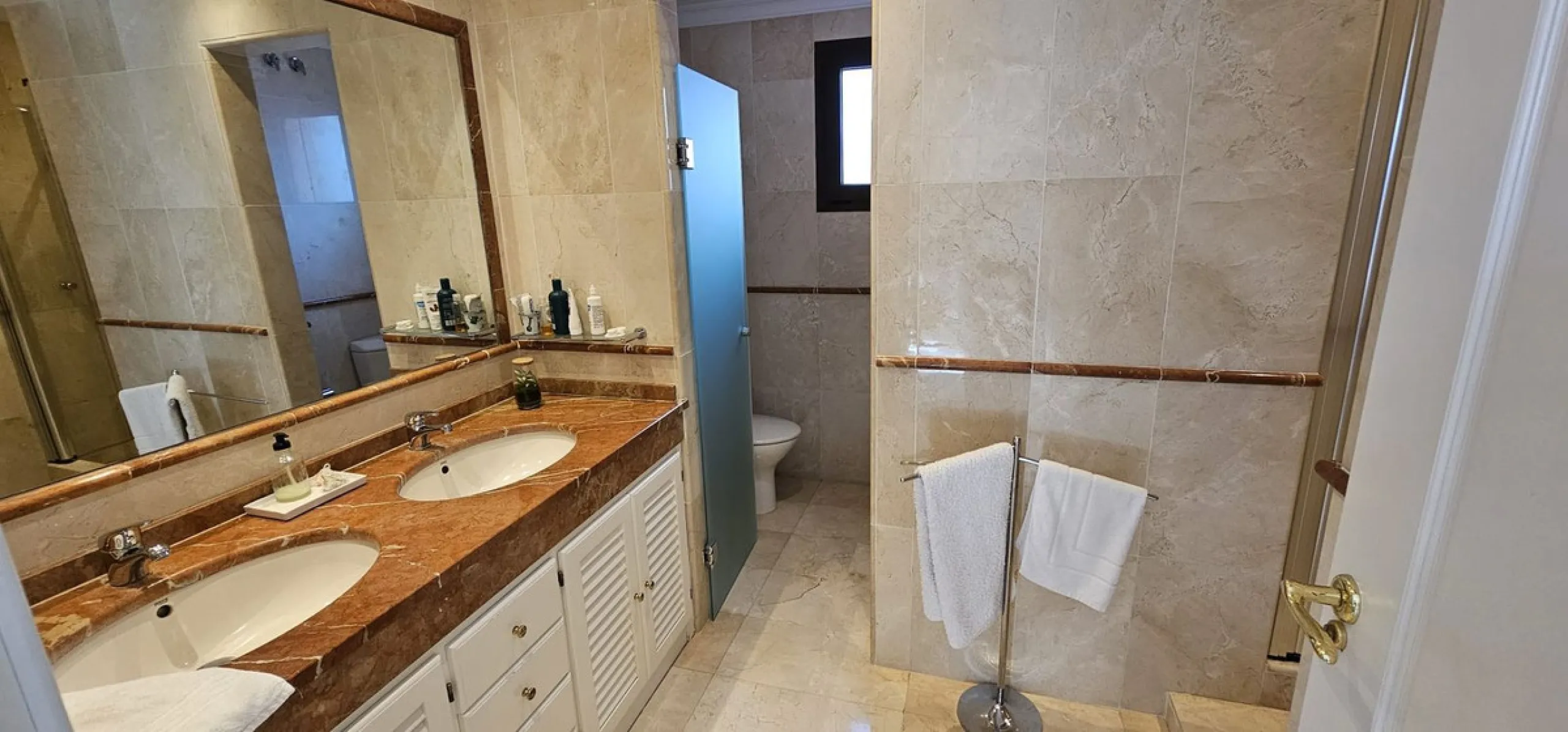 Duplex penthouse in Benamara, Estepona, one of the most outstanding properties in the development due to its excellent south-facing orientation and spacious layout on two levels, designed to make the most of natural light and space.