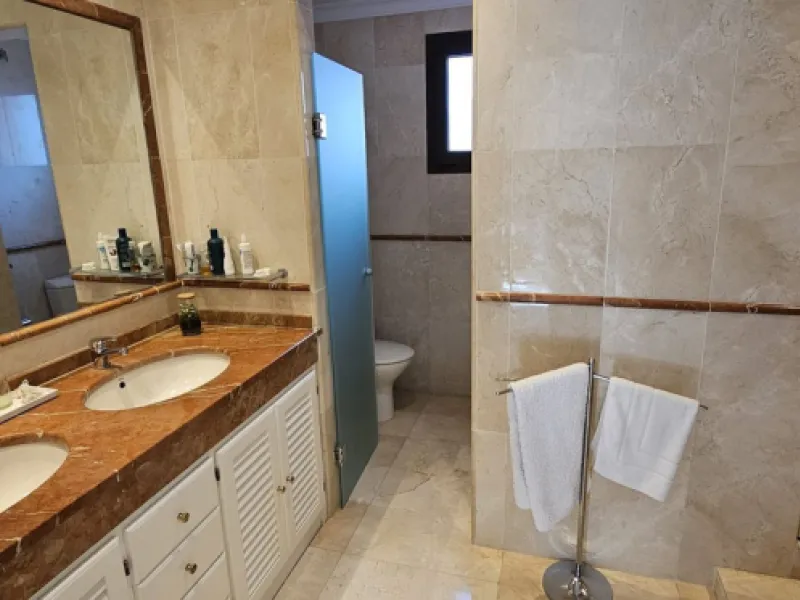 Duplex penthouse in Benamara, Estepona, one of the most outstanding properties in the development due to its excellent south-facing orientation and spacious layout on two levels, designed to make the most of natural light and space.