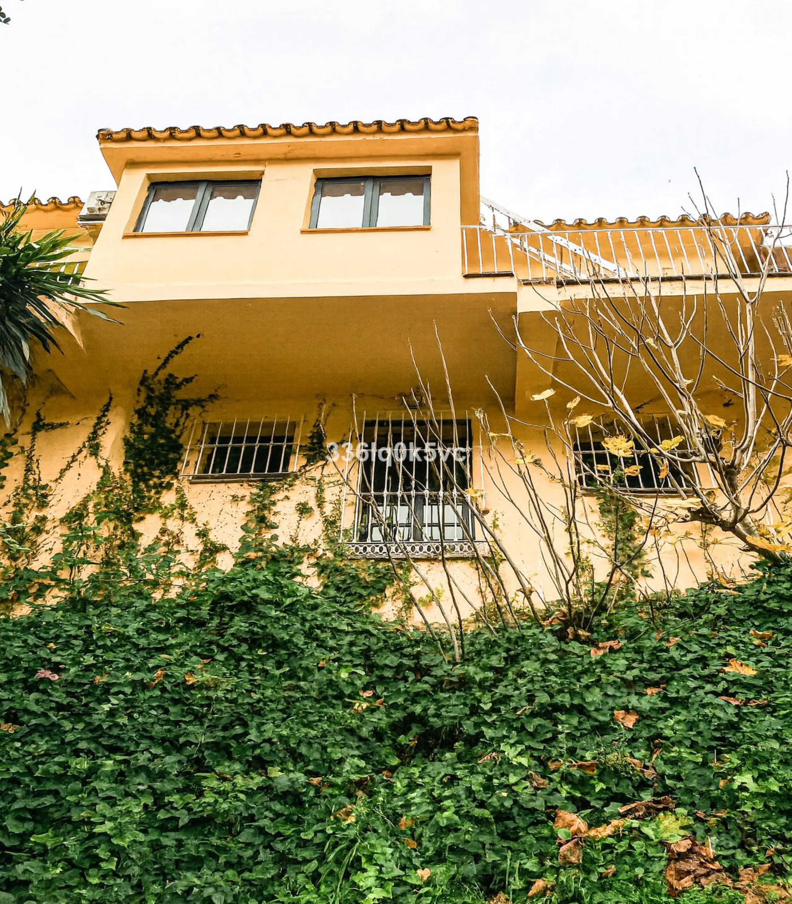Discover this characterful, traditional Spanish-style villa in an exceptional location in Benahavís, set right beside the river. The villa offers five spacious bedrooms and three bathrooms, making it ideal for those looking for a generous family home or a