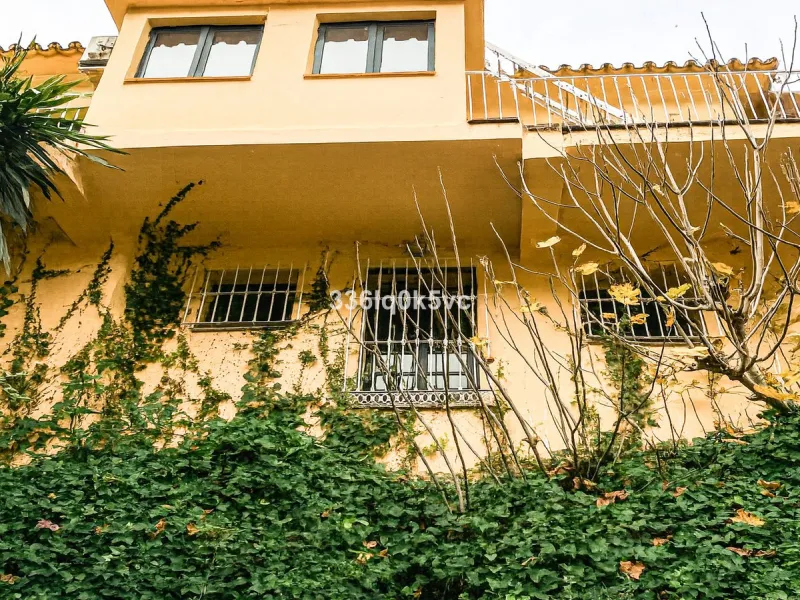 Discover this characterful, traditional Spanish-style villa in an exceptional location in Benahavís, set right beside the river. The villa offers five spacious bedrooms and three bathrooms, making it ideal for those looking for a generous family home or a