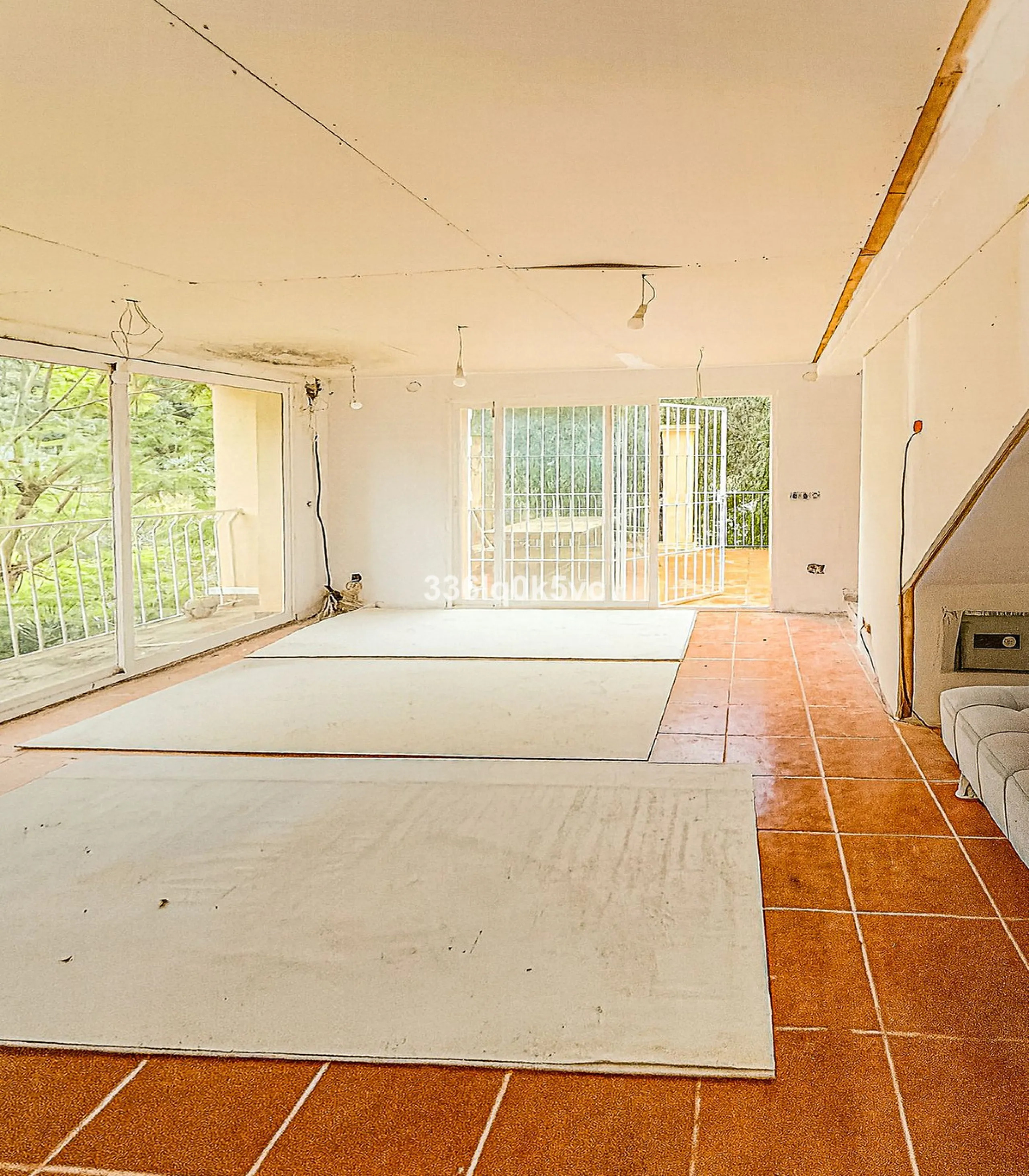 Discover this characterful, traditional Spanish-style villa in an exceptional location in Benahavís, set right beside the river. The villa offers five spacious bedrooms and three bathrooms, making it ideal for those looking for a generous family home or a